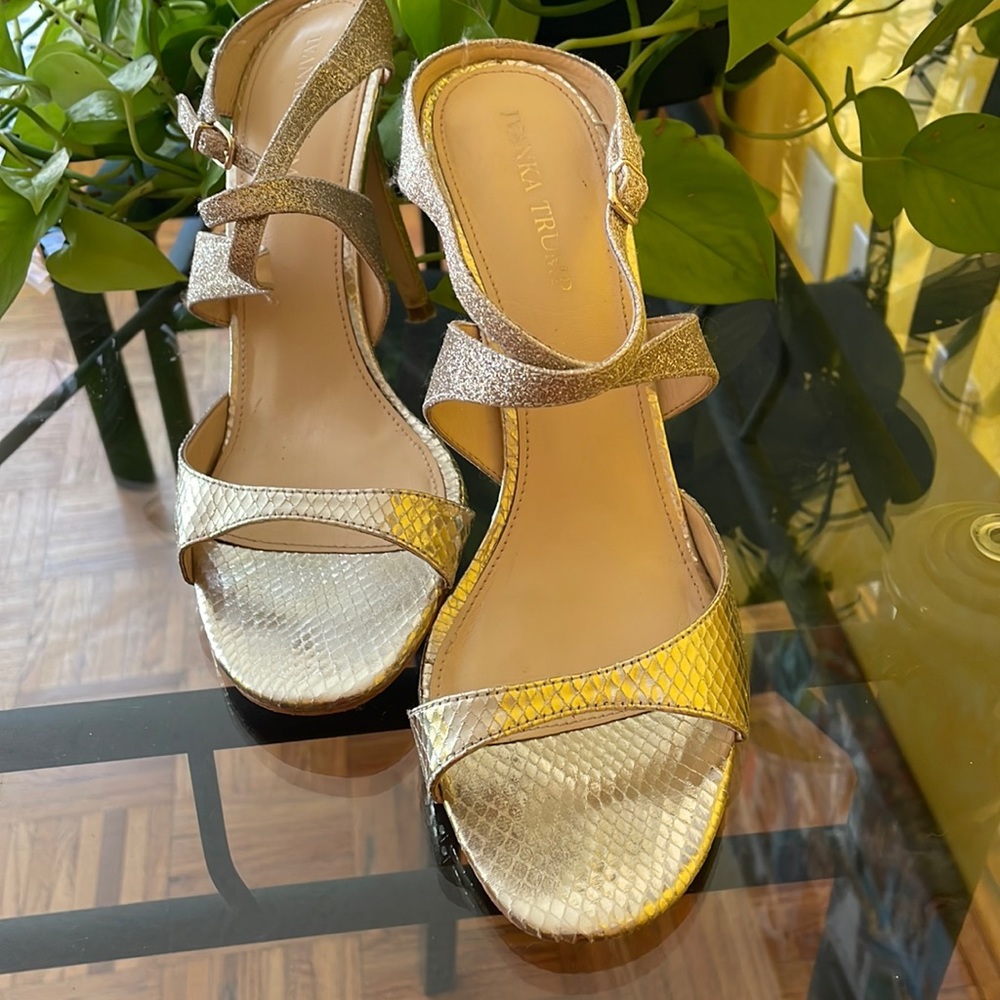 High heels gold shoes
